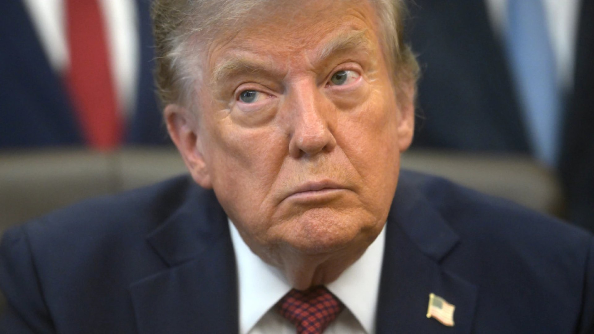 Negotiations in the Middle of Airstrikes: A New Dance in the Oval Office