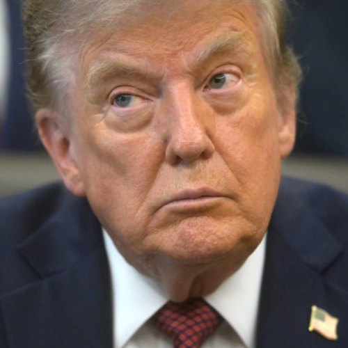 Negotiations in the Middle of Airstrikes: A New Dance in the Oval Office